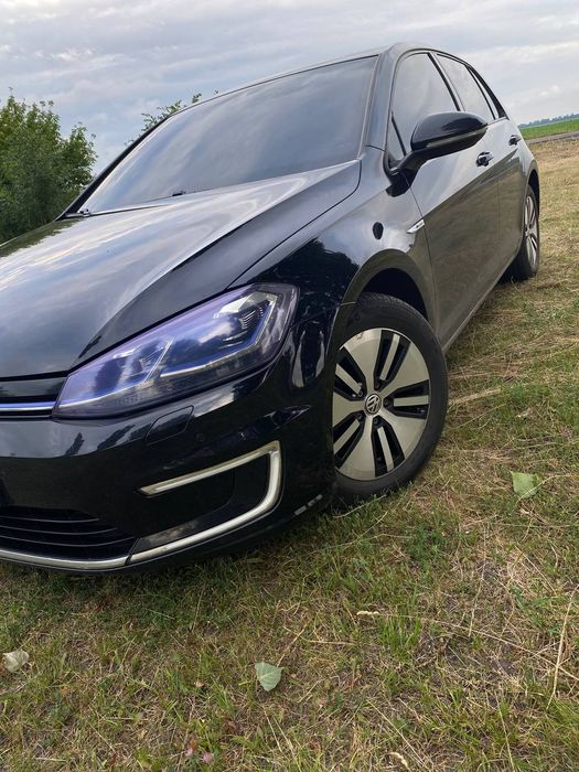 Продам Volkswagen e-Golf 2017