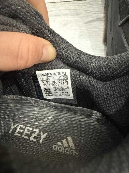 Оригінальні кросівки adidas yeezy boost 700 utility black