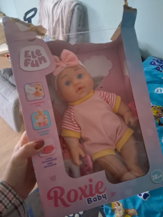 Lalka bobas, pije, siusia