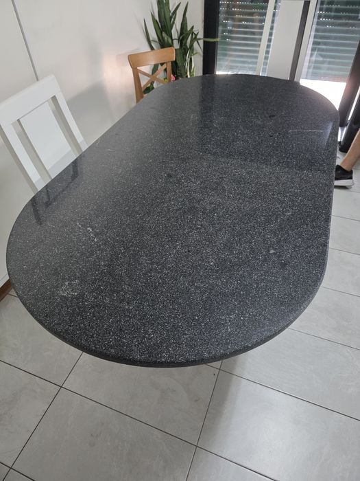 Mesa de cozinha em pedra