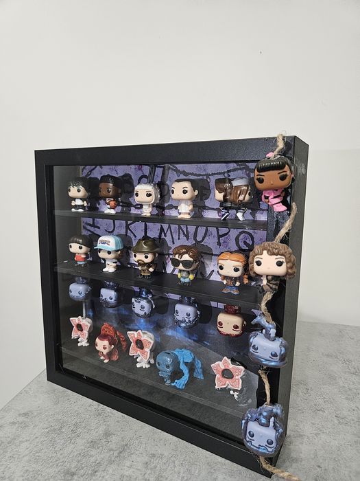 Półka z figurkami  Stranger Things