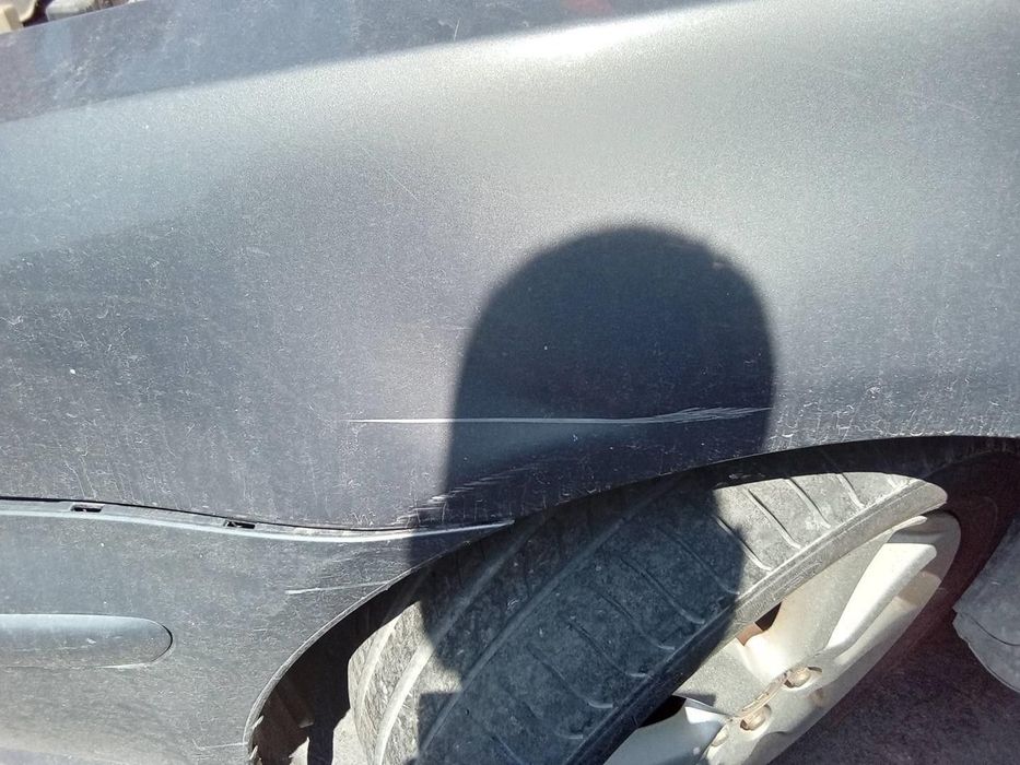 GUARDA-LAMAS FRONTAL ESQUERDO TOYOTA AVENSIS SEDAN 2005 -