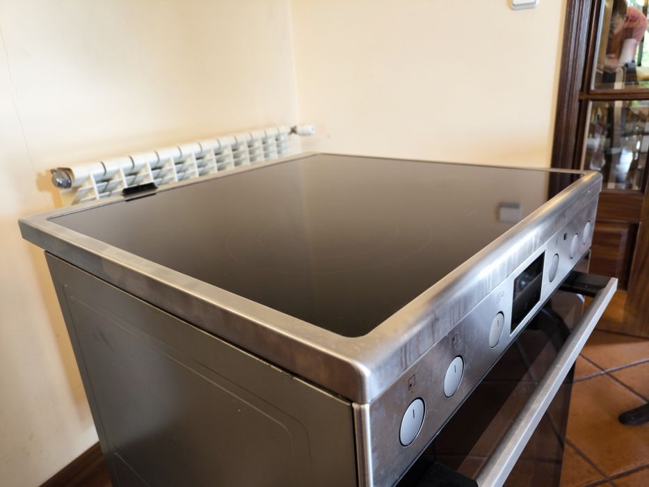 Fogão vitrocerâmica AEG CCB6642BBM de 596 mm COMO NOVO