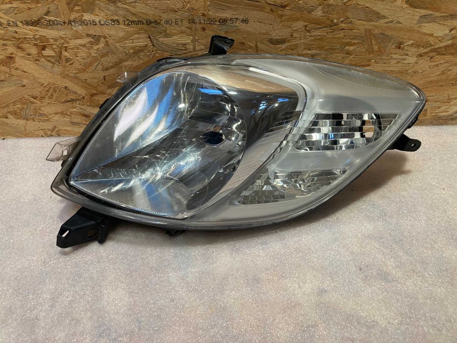 przednia lewa lampa toyota yaris II 05-09