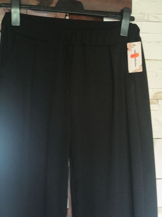 Piękne nowe czarne szerokie spodnie w prążek