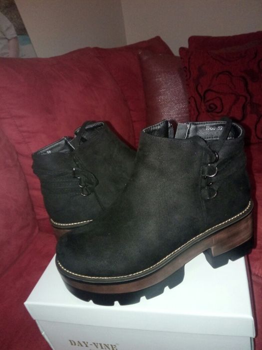 Botas Novas e botas em pele novas