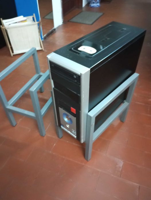 Suportes de PC em Ferro – Resistência e Estilo