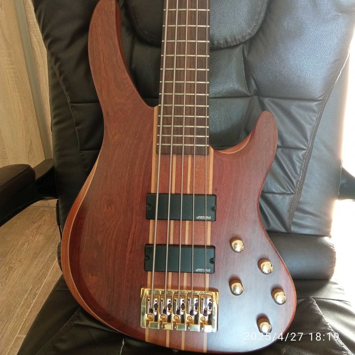 gitara basowa Vintage  aktywna  5 strun