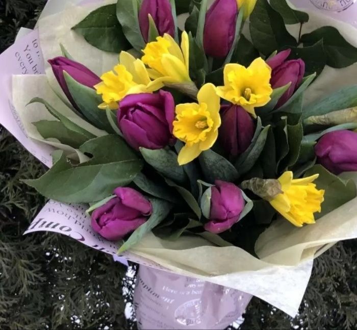 Букети з тюльпанів та нарцисів