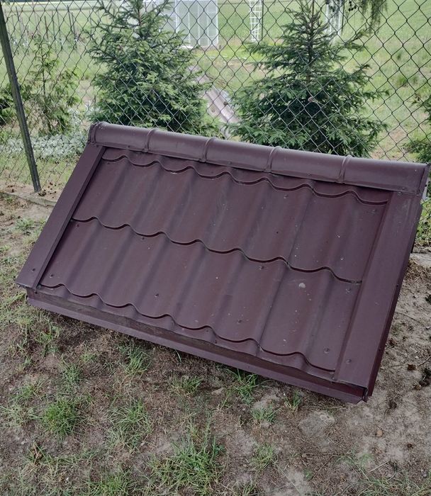 Elegancki solidny daszek, zadaszenie nad studnie