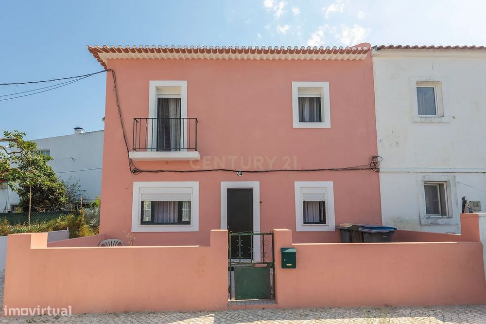Moradia T3 com Quintal e Alto Potencial no Caramão da Ajuda, Lisboa