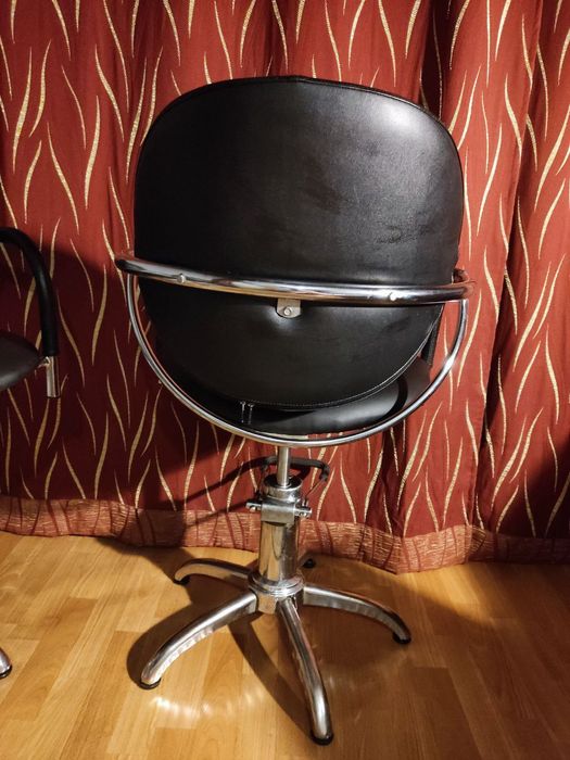 Продам кресло парикмахера