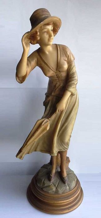 Estátua Mulher ao Vento com Guarda Chuva