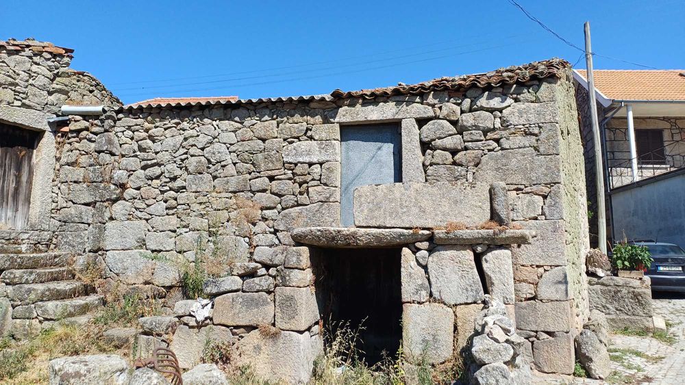 Vende-se moradia para recuperar em aldeia com o baloiço mais bonito de Portugal