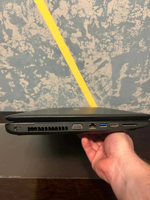 Sprzedam laptop ekranem 17.3''