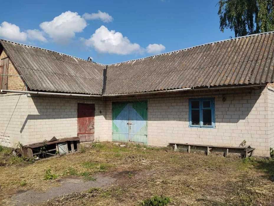 Будинок з ділянкою у с.Перевередів