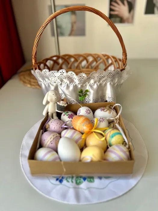 Koszyk wielkanocny (jajka i zajączek)