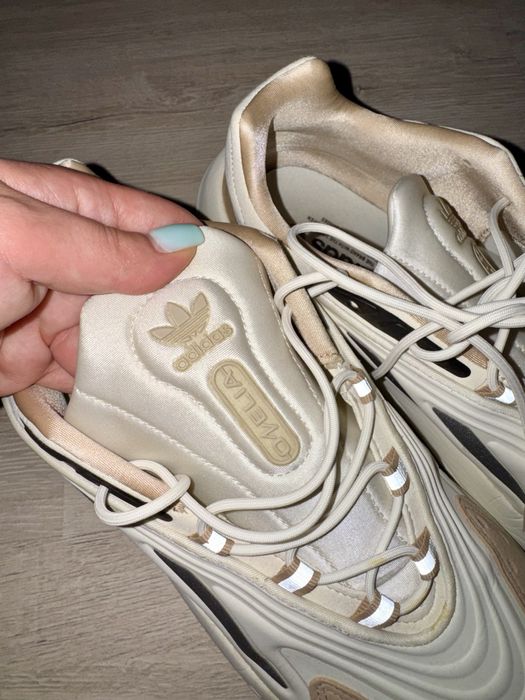 Продам кросівки Adidas Ozelia