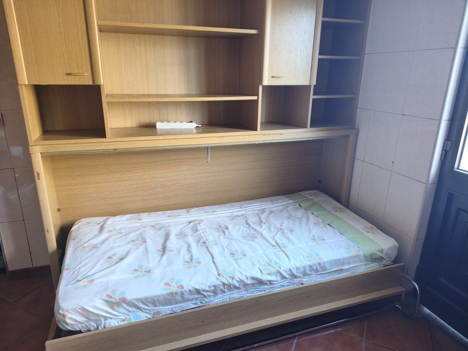 Quarto juvenil compacto com cama individual rebatível 90cm e estantes