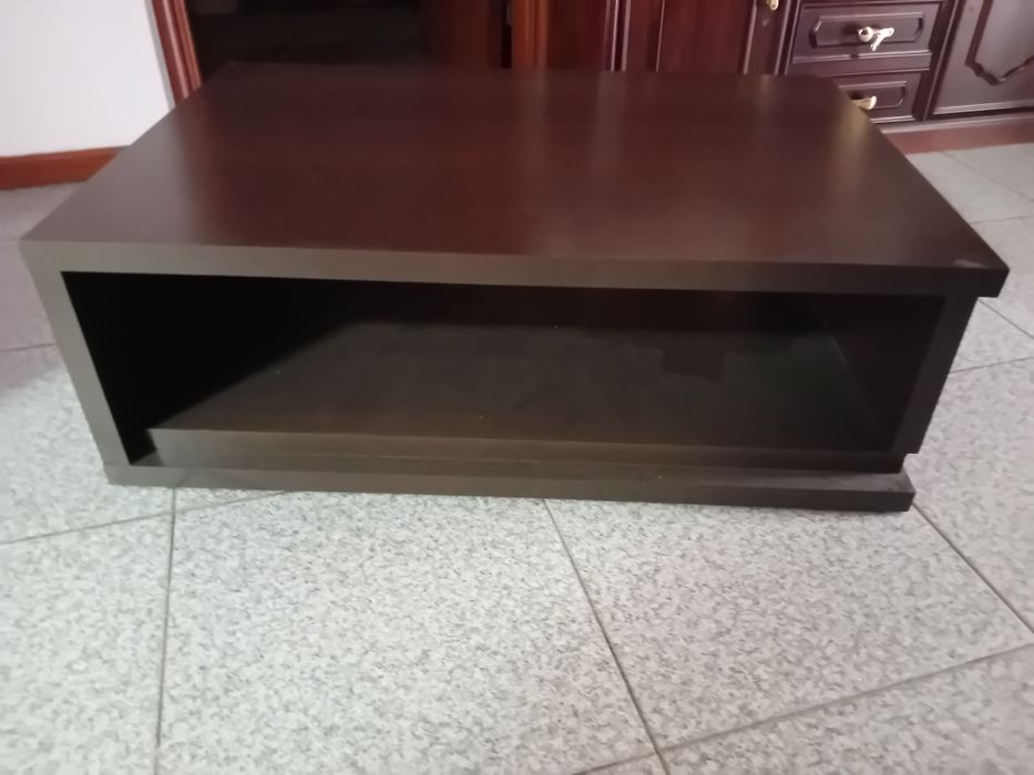 Mesa de madeira em mogno