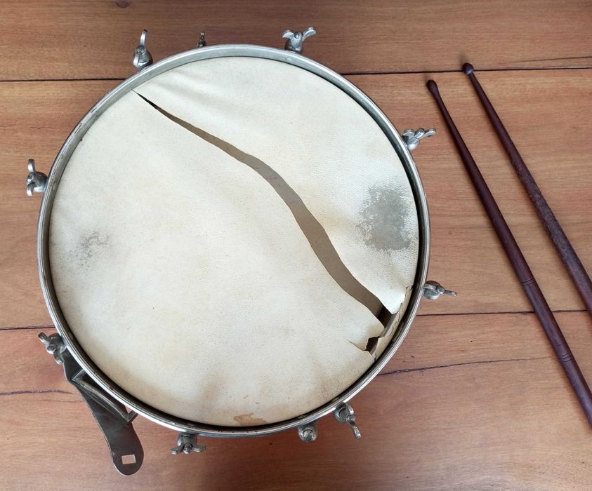 Antigo tambor baquetas e duas cornetas Mocidade Portuguesa