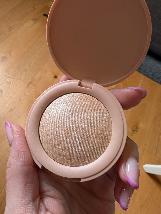 Zestaw rozświetlaczy Bourjois i AA