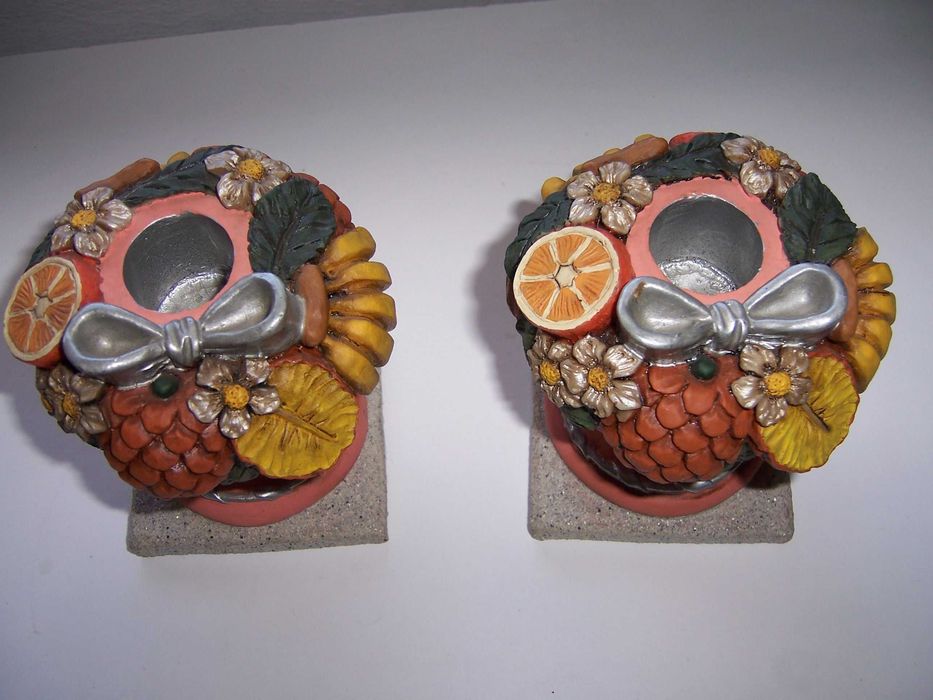Par de castiçais em barro com decoração de frutas
