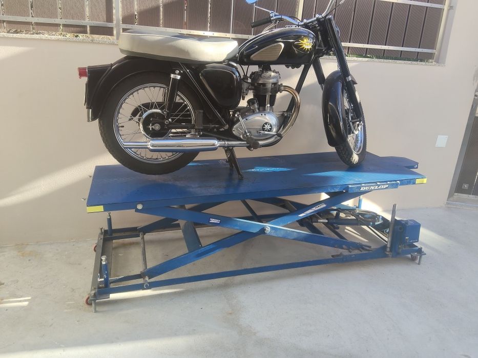 Mota clássica BSA C15 com restauro completo