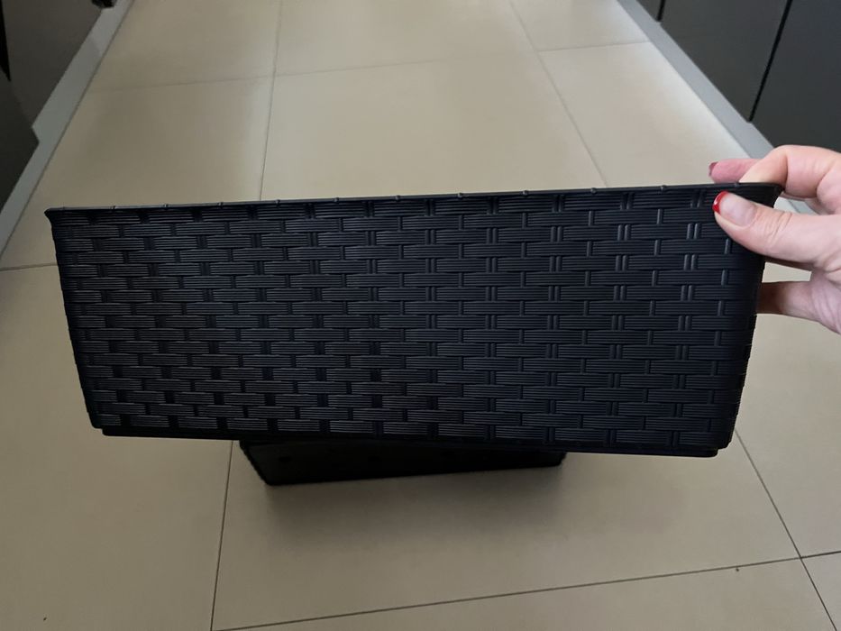 Nowoczesna konewka z odczepianym sitkiem 4,8 L + dwie doniczki