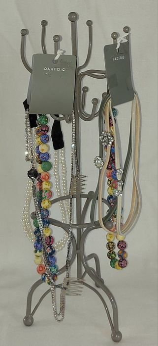 Suporte para joias com colares novos...