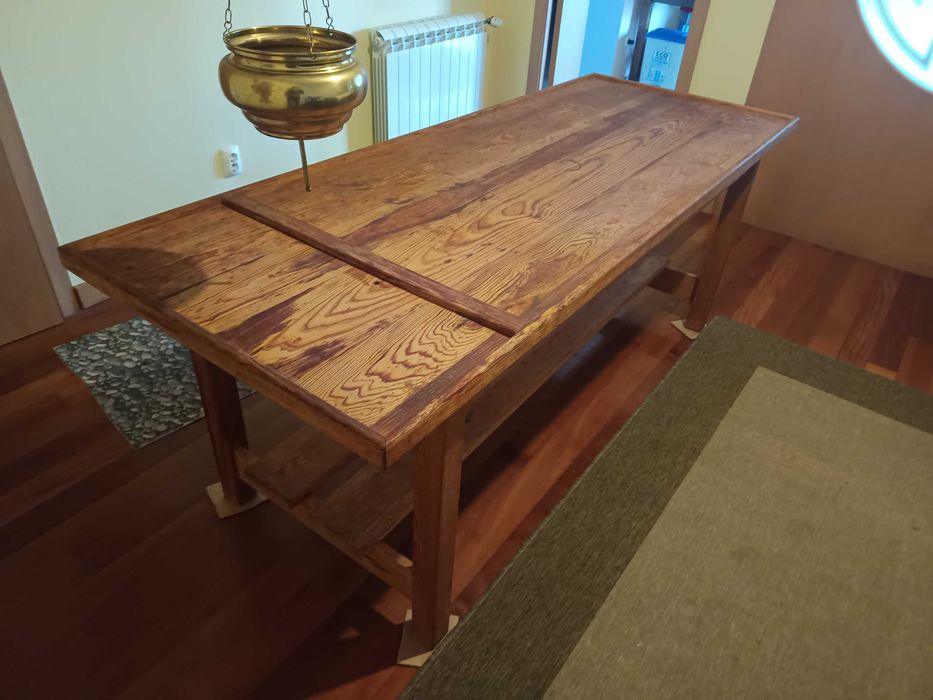 Mesa para Shirodhara e outras massagens de corpo inteiro com oloes.