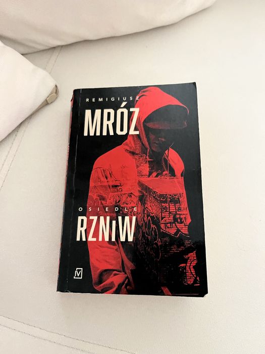 Książka Remigiusz Mróz osiedle Rzniw kieszonkowa