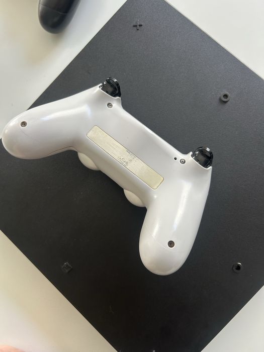 Ps4 com 2 comandos e jogos