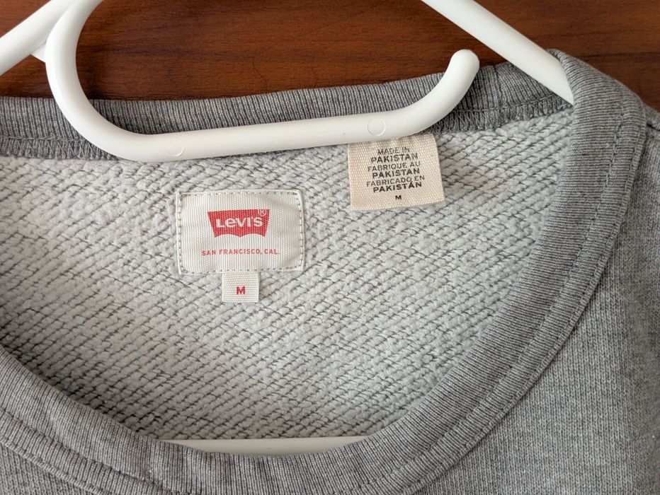 Bluza "Levi's", rozmiar M, stan bdb, szarą. Polecam. Pozdrawiam.