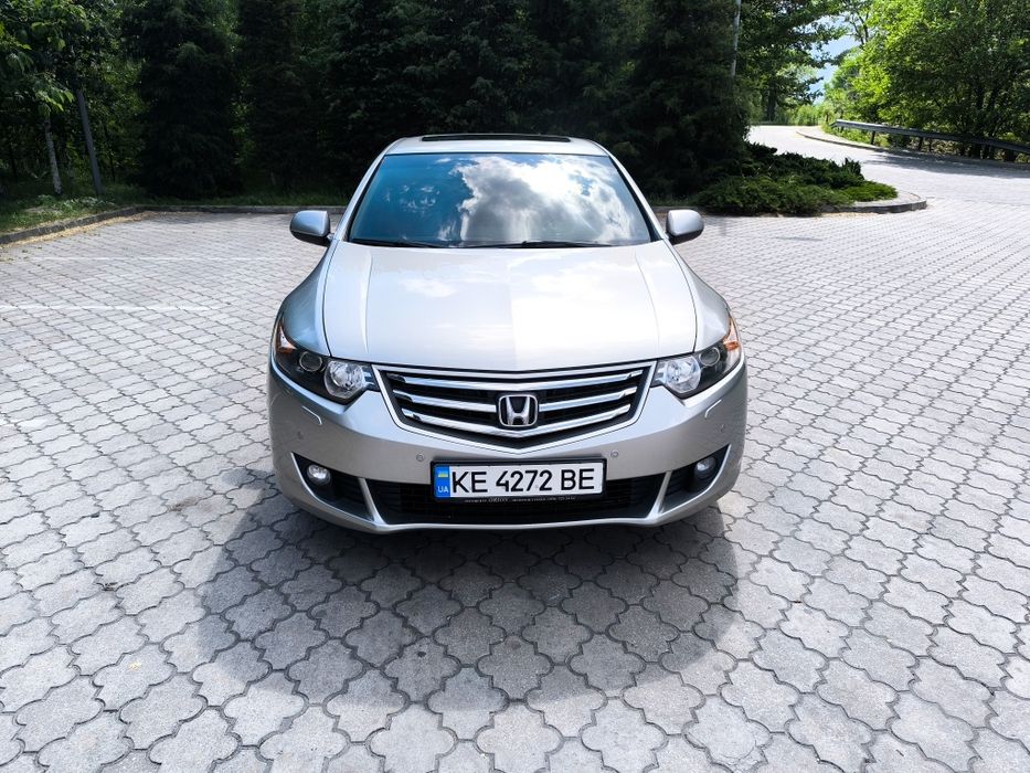 Honda accord 8.  2011 року