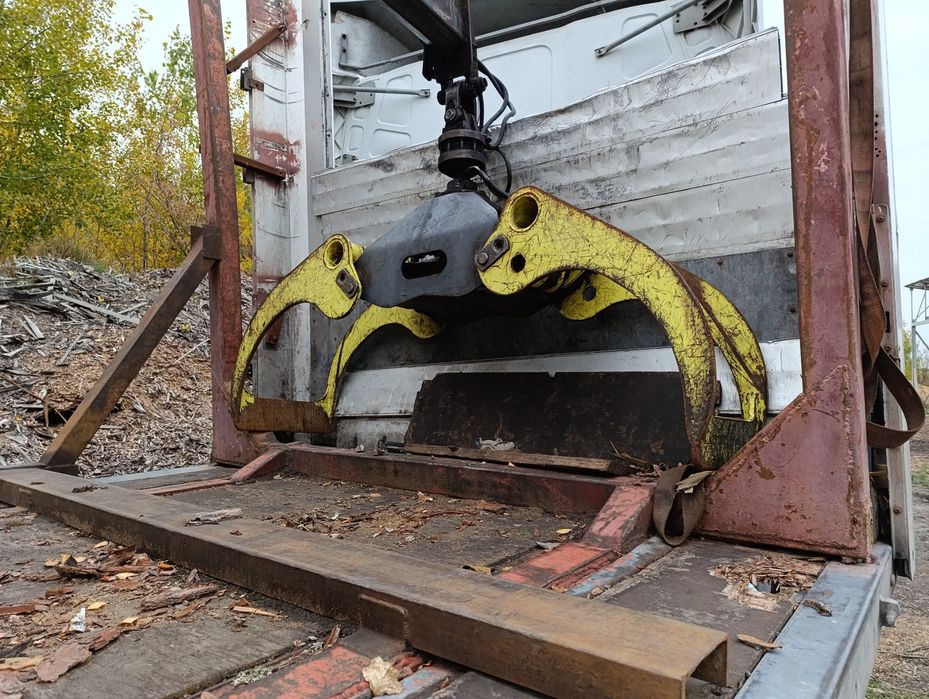 Лісовоз з маніпулятором (напівпричеп).