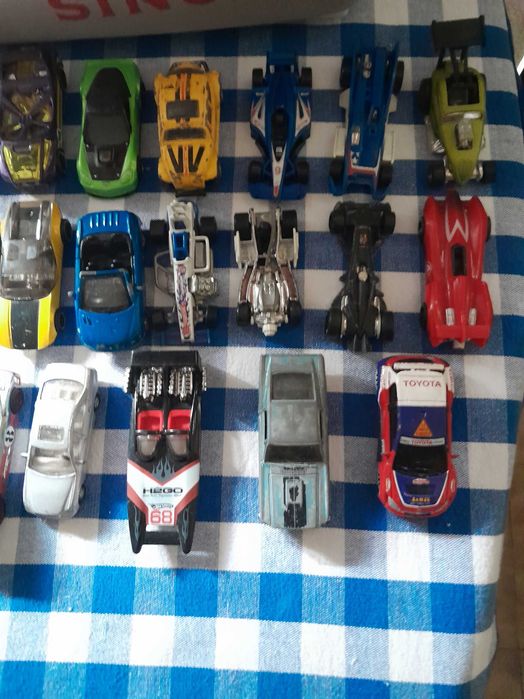 Coleção de 65 carrinhos da marca " Hotwheels "