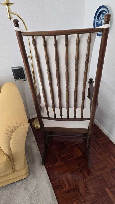 Cadeira de baloiço colonial em madeira africana (Umbila)