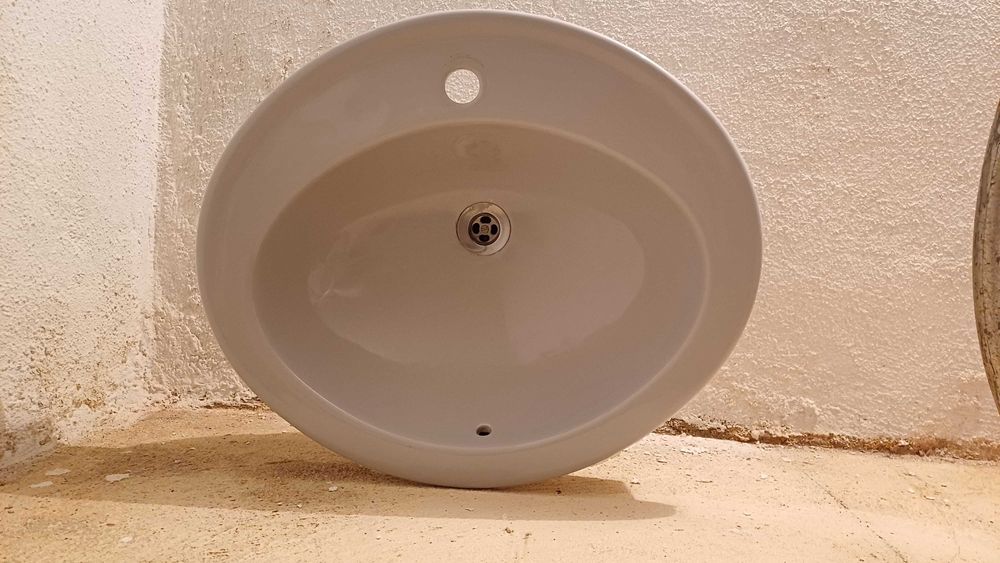 Lavatório simples e bidé usados