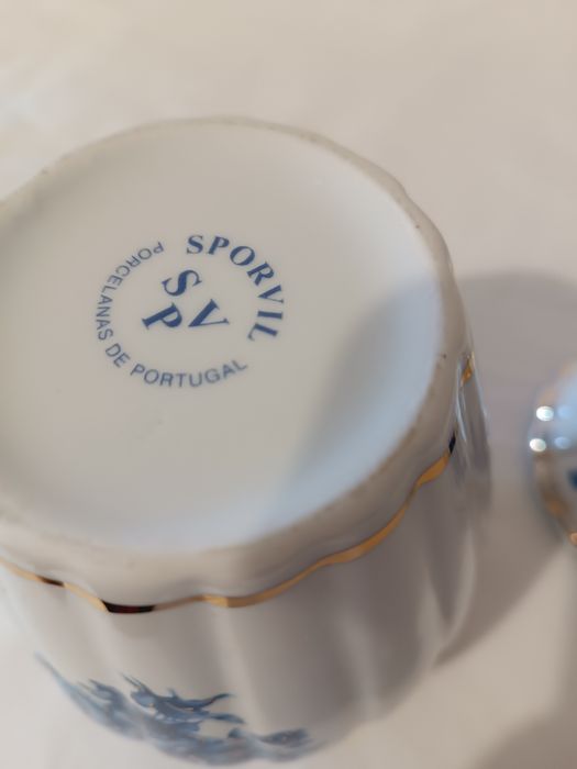 Pote Porcelana. Branco Azul e Dourada. Spv.. 20 cm.