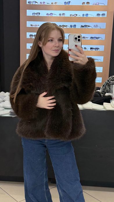 Шубка коричнева розмір s, бюст 86-90, талія 66-70, висота 165-170 см.
