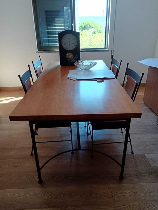 Mobília de Sala de Jantar (mesa + cadeiras + aparador) - Pinho