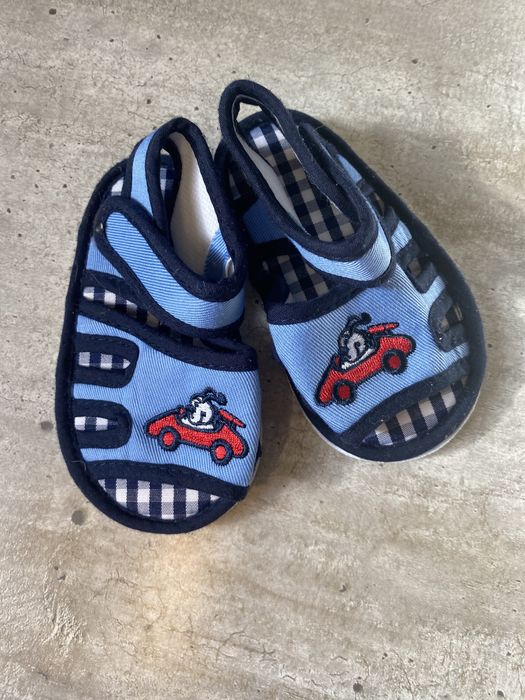 Sandałki z obrazkiem autka, nowe