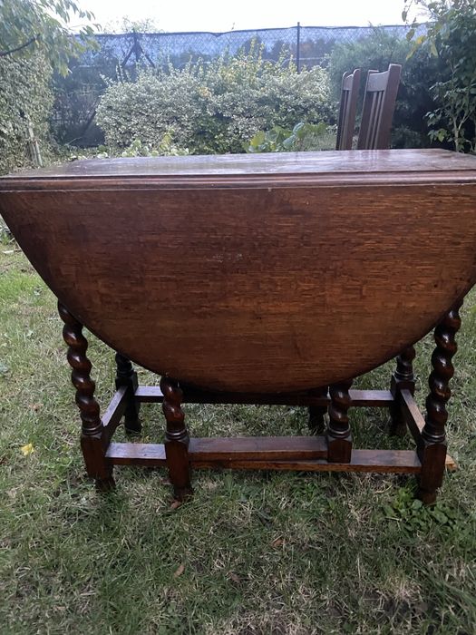 Stoł z krzesłami z drzewa