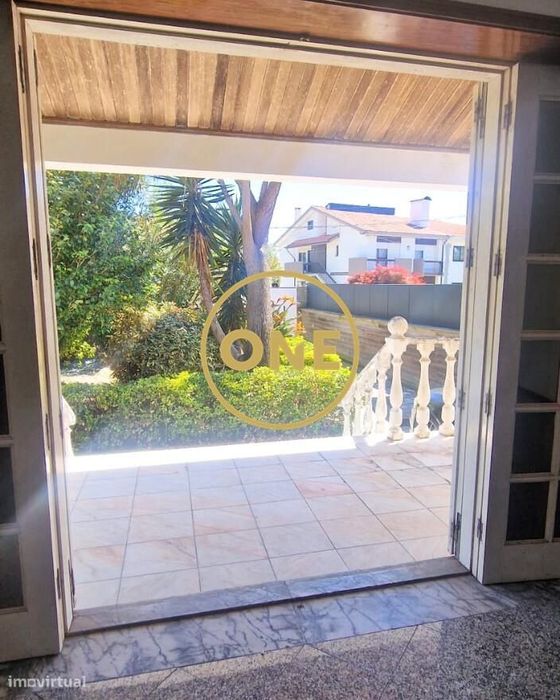 Moradia cheia de charme e potencial, a 450 metros da praia de Salgueir