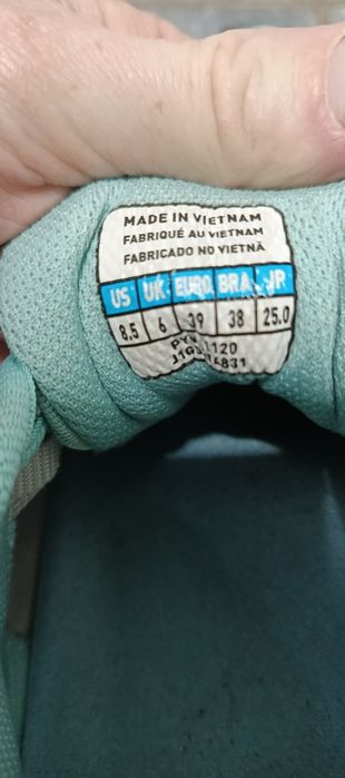 Продам Жіночі кросівки MIZUNO 39 розмір