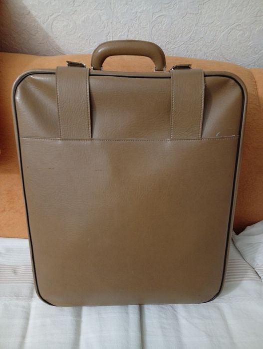 Чемодан дорожный