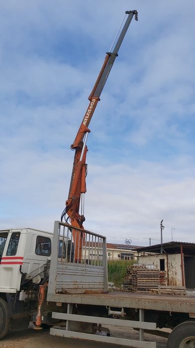 Camião estrado com grua