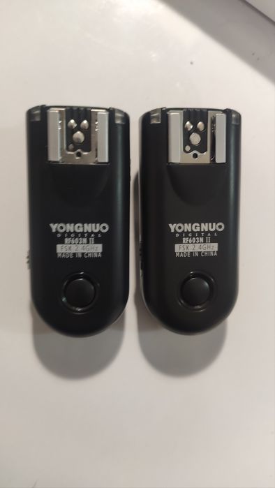 Об'єктив камери Nikon та пара синхронізаторів