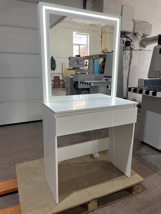 Туалетний столик з підсвіткою косметичний стіл дзеркало для макіяжу